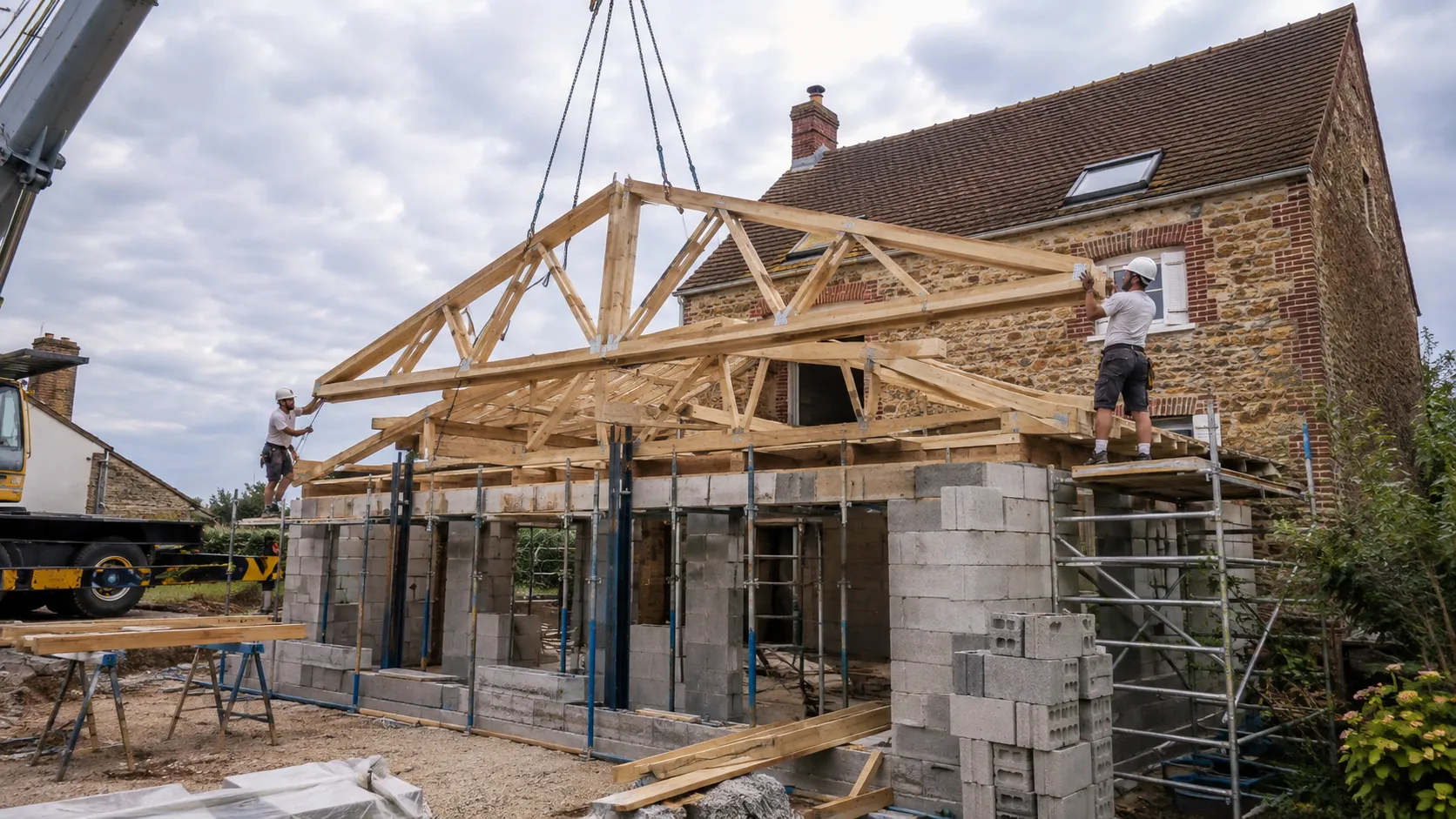 comparatif charpente bois ; charpente industrielle avantages ; combles charpente traditionnelle ; prix charpente fermette